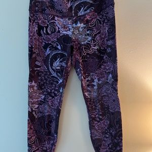Lululemon size 12 Capri leggings beautiful purple and lavender pattern